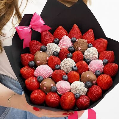 Букет из клубники Три в одном размера M в Клубника в шоколаде VeryBerryLab по цене 6690 ₽