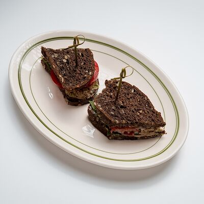 Янд. Тост с тунцом, томатом и ялтинским луком в NoSugar bakery по цене 767 ₽