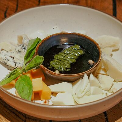 Тарелка из пяти видов сыров с цветочным мёдом в Rekki Pizza & Cocktail Bar по цене 1290 ₽