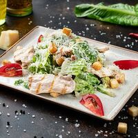 Цезарь с теплой курицей в Amarena