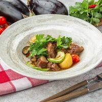 Томленая говядина с овощами в Delmario