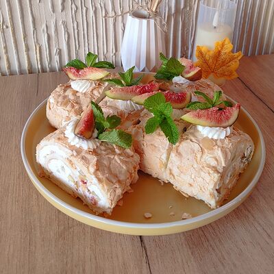 Меренговый рулет с сезонными ягодами, фруктами в Про Булки кафе-пекарня по цене 260 ₽