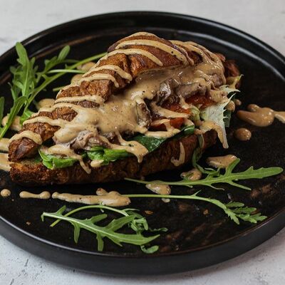 Круассан с ростбифом и пряными томатами и перечным соусом в MON PARIS по цене 520 ₽