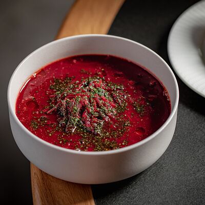 Борщ с телячьими щечками и языком в Раковая на Петроградке по цене 1050 ₽