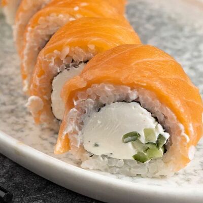 Ролл Филадельфия с огурцом в Mir love по цене 847 ₽