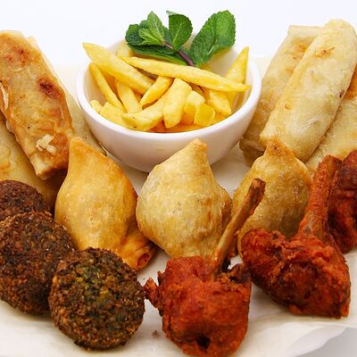 Большой Сет из разных закусок на компанию с 4 разными соусами в Ashokas Индийская кухня по цене 2000 ₽