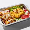 С цыпленком на тарелке с картофелем фри М в YOLO по цене 410