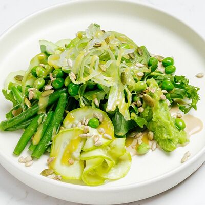 10 зелёных овощей с соусом кешью в Hello Wine по цене 510 ₽