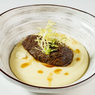 Говяжьи щечки с картофельным пюре в Massimo Pizzeri по цене 790 ₽