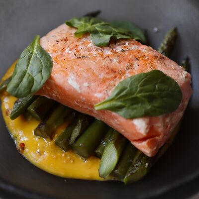 Форель со спаржей и соусом из манго в Эсперанто по цене 43 р.