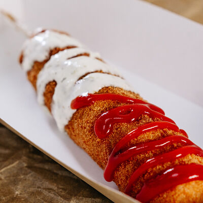 Корн-дог Куриная сосиска в сыре в В рот хот-дог по цене 339 ₽