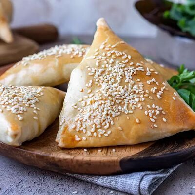 Самса с куриным фаршем 100 г в Дом хлеба по цене 197 ₽