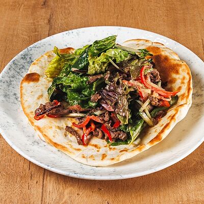 Теплый салат с телятиной на лепешке в Nel tempo по цене 730 ₽