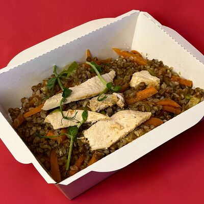 Гречка с ароматным цыпленком и овощами под французским сливочным соусом Демиглас в Есть не готовить по цене 230 ₽