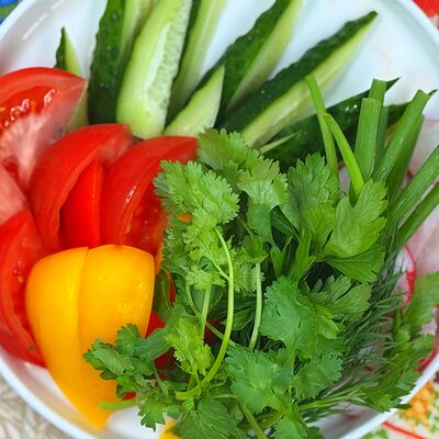 Овощи свежие в ассортименте в Ресторан Хата возле Шереметьево по цене 165 ₽