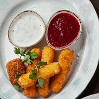 Хрустящие сыры с мацони и ягодным соусом в ROS