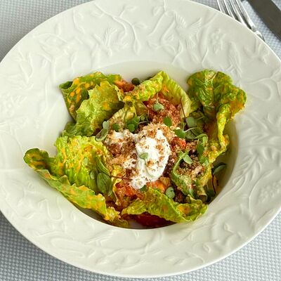 Салат со страчателлой, томатами и соусом ромеско в Le grill по цене 590 ₽