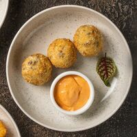 Боллы с копченой птицей, шампиньонами и сыром в Kiss