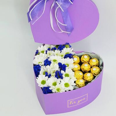 Белые ромашки с конфетами Ferrero Roche в Дарите красиво по цене 3890 ₽