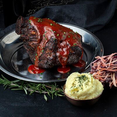 Свиная рулька копченая с картофельным пюре в Изи Паб по цене 1495 ₽