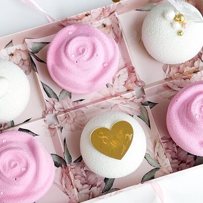 Набор пирожных к 8 марта Розы в Tortterry по цене 2400