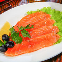 Нежно-розовый лосось слабой соли в Ганс