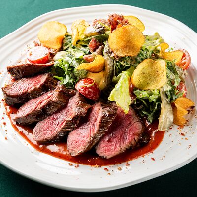 Салат с говяжьей вырезкой и соусом 8 перцев в Clever Irish Pub по цене 42 р.