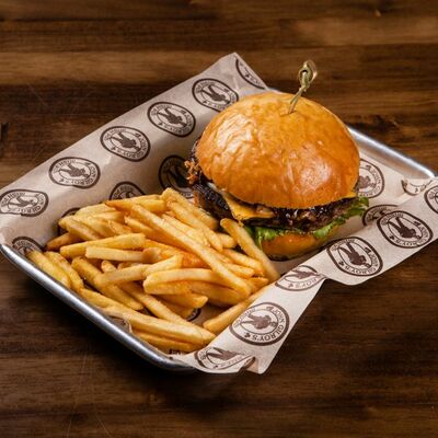 Полуфунтовый с сыром в John Gilroys по цене 1100 ₽