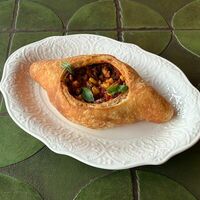 Хачапури по-аджарски с овощами в Двор Помидор