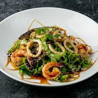 Теплый салат с морепродуктами в Fiolet
