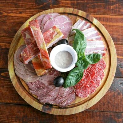 Тарелка мясных деликатесов в Каравелла по цене 950 ₽