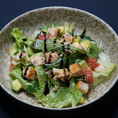 Семга с авокадо и грейпфрутом в Пойдем зайдем по цене 590 ₽