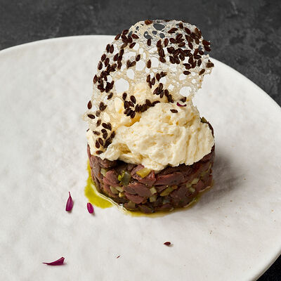 Тартар из марала с муссом из пармезана в Urartu по цене 720 ₽