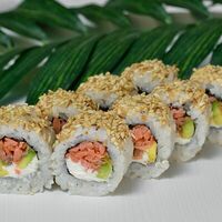 Ролл жареный Лосось с кунжутом в NORI фуд маркет