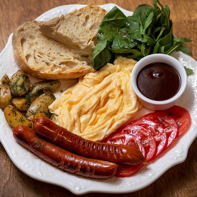 Скрембл с охотничьими колбаскамив Cook cafeshop по цене 690 ₽