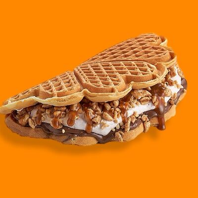 Сникерс в Vaffel по цене 400 ₽