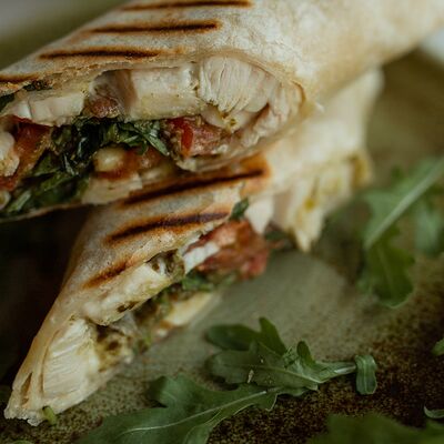 Ролл с курицей в Bun по цене 420 ₽