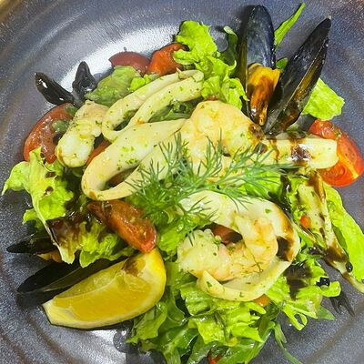 Салат с морепродуктами в Веранда вкуса по цене 750 ₽
