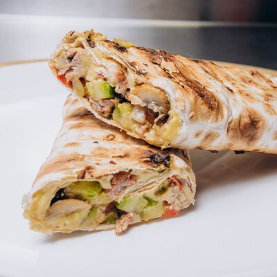 Шаурма Сырная со свининойв Мастер шашлыка по цене 600 ₽