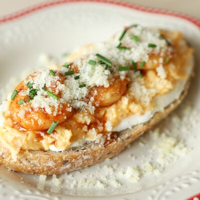 Тост со скрэмблом и креветками в Ptitim по цене 470 ₽