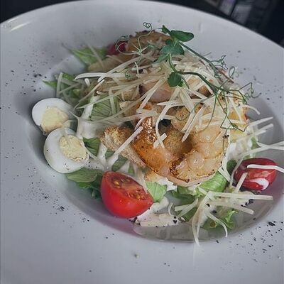 Любимый салат Генриетты с креветками в Генрих и Генриетта по цене 450 ₽