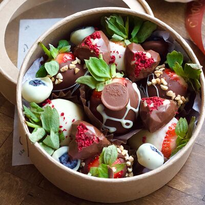 Клубника в шоколаде бокс в Chocoton по цене 2990 ₽