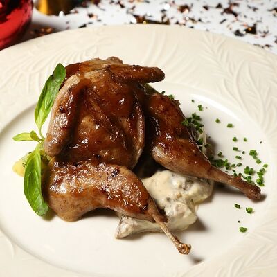 Перепелка с мятым картофелем и соусом из белых грибов в Особняк по цене 1170 ₽