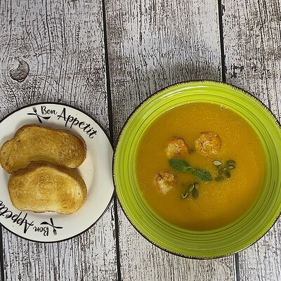 Суп-пюре тыквенный с креветками в Луна Рыба по цене 490 ₽