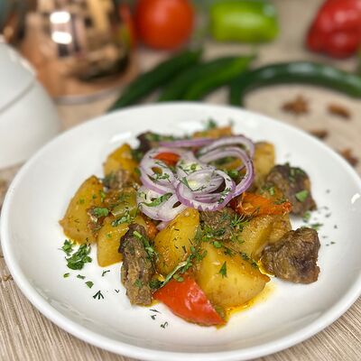 Жаркое с говядинойв Алтын Кафе по цене 590 ₽