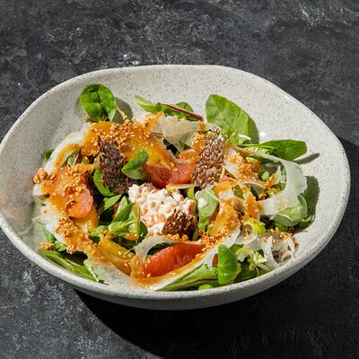 Зелёный салат с цитрусом и мясом камчатского краба в Муссон по цене 1750 ₽