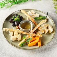 Ассорти сыров в Романов парк