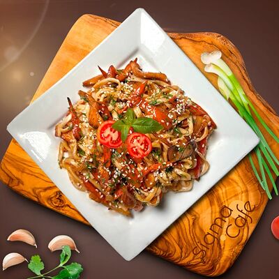 Лапша удон с курицей в кисло-сладком соусе в Сигма кафе по цене 310 ₽