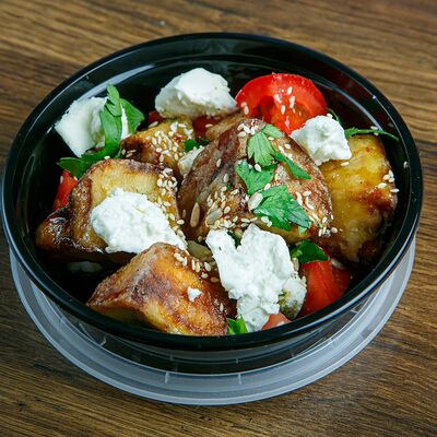 Салат с хрустящими баклажанами в Чача по цене 560 ₽