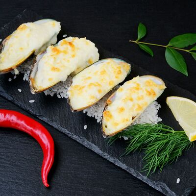 Запечённые мидии в Суши и Роллы по цене 679 ₽